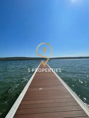 Къща на брега на Езерото