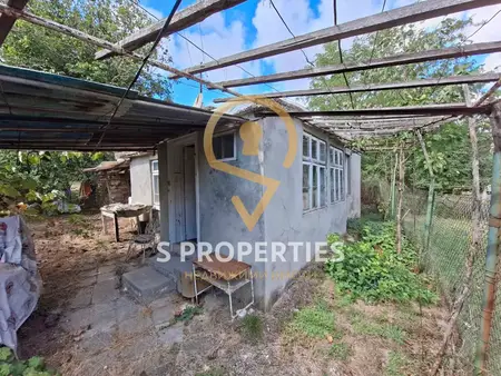 Haus mit Grundstück im Dorf Zasmyano